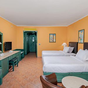 Azur Pool Room